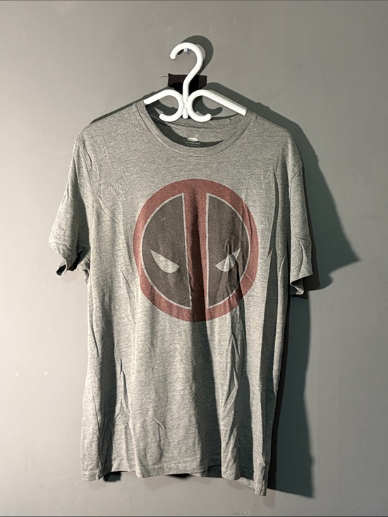 Old Navy Other - Old Navy Gray Short Sleeve Tee with Red & Black Graphic